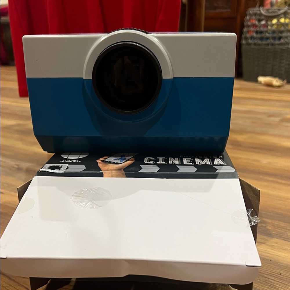 Portable Blue Projector - Picture 2 of 5